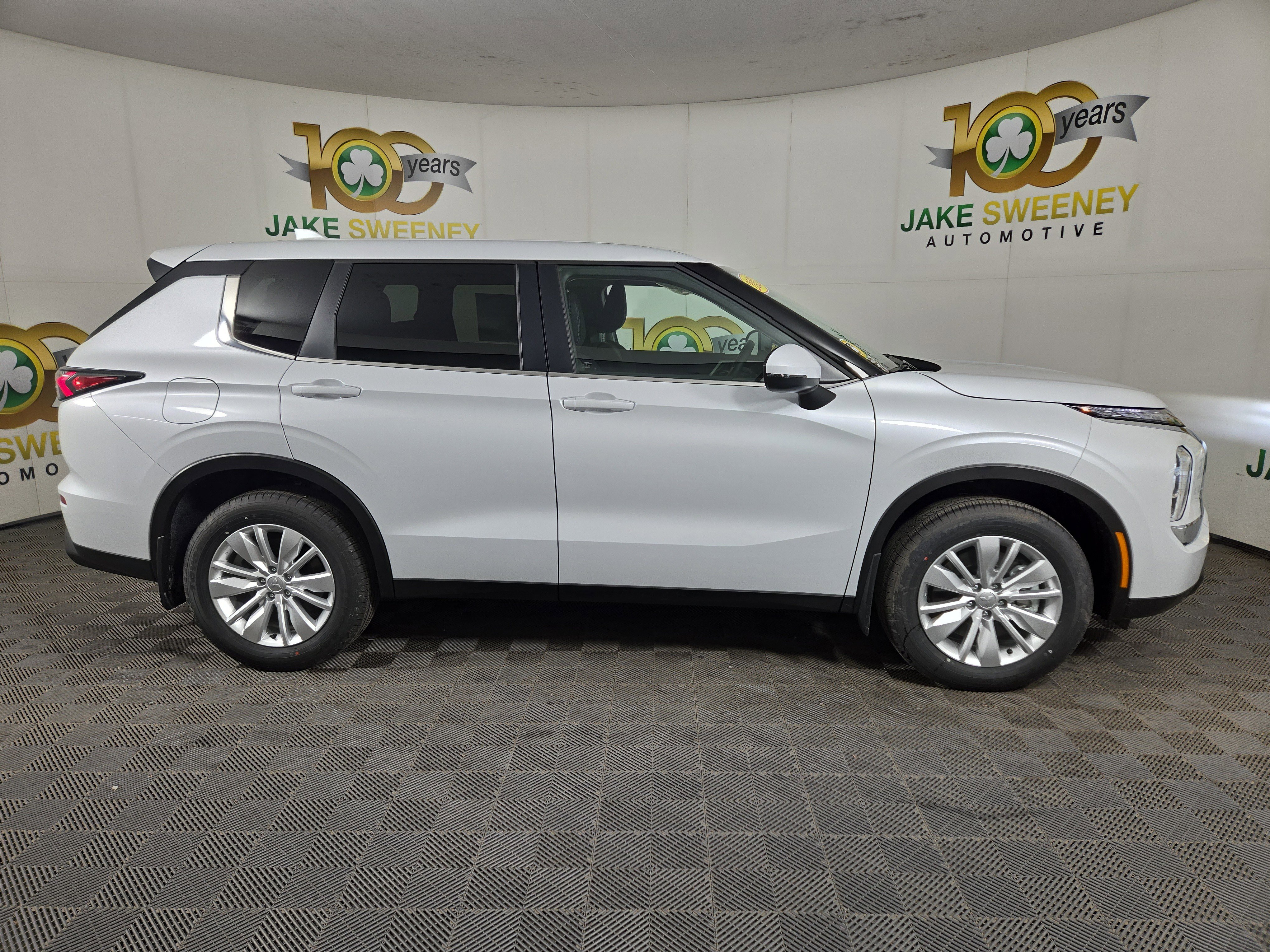 New 2025 Mitsubishi Outlander ES image 8