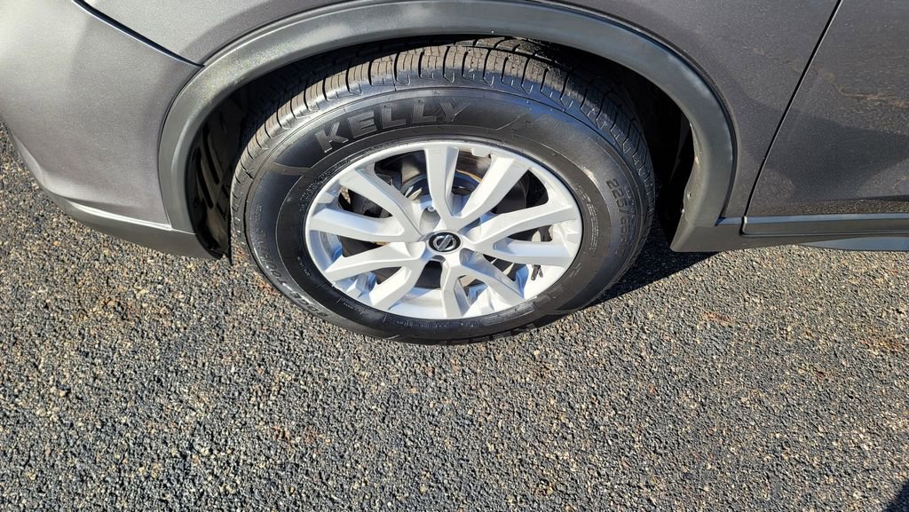 Used 2017 Nissan Rogue SV image 6