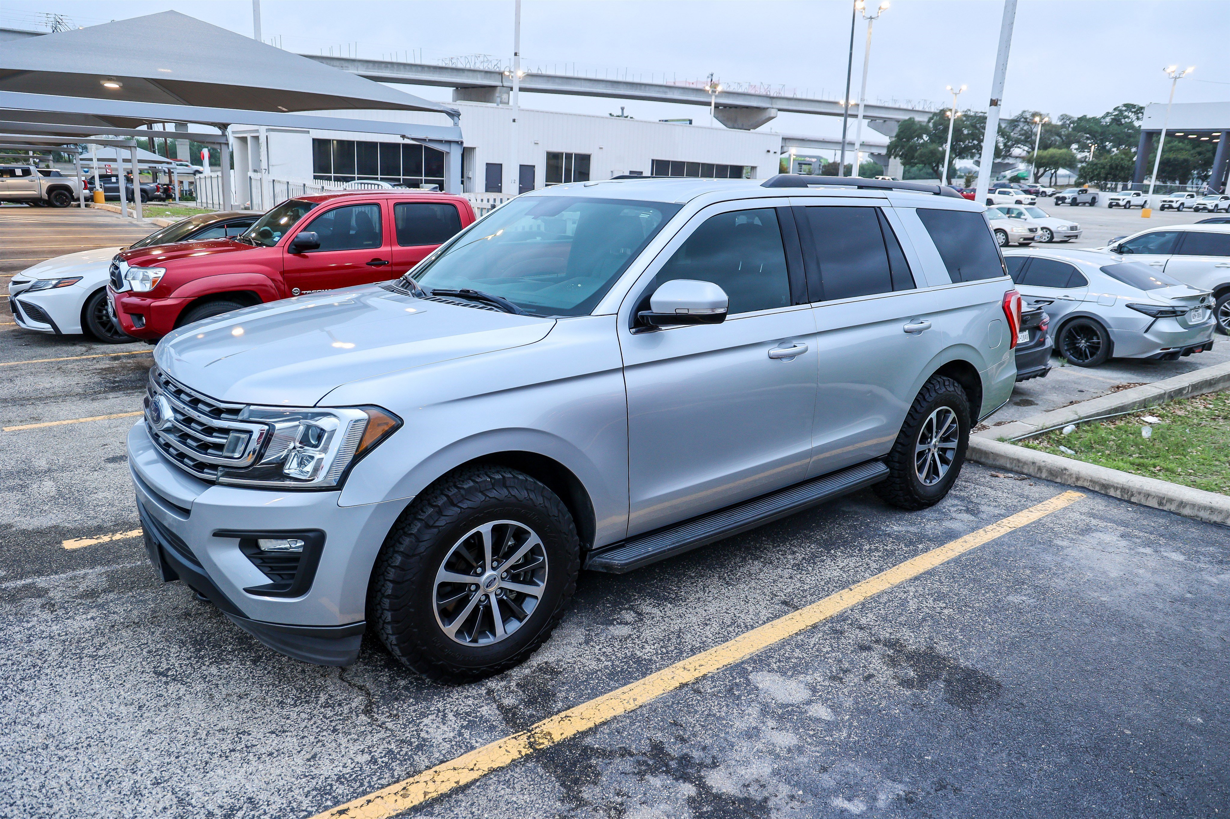 Used 2019 Ford Expedition XLT w/ Equipment Group 201A AWD/4WD image 3