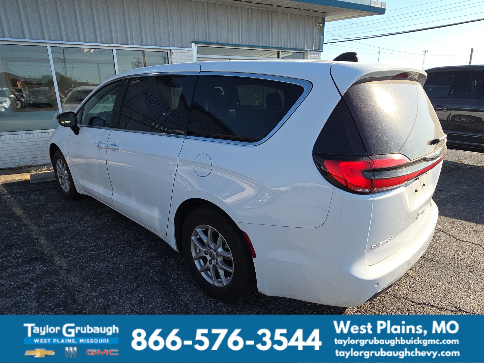 Used 2025 Chrysler Pacifica Select FWD image 4