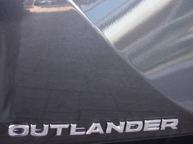 New 2025 Mitsubishi Outlander SE image 8