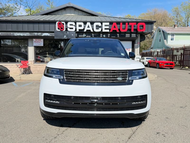 Used 2023 Land Rover Range Rover SE AWD/4WD image 2