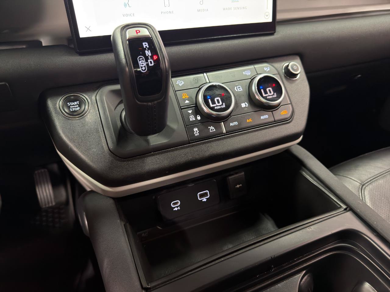Used 2023 Land Rover Defender 130 SE AWD/4WD image 23