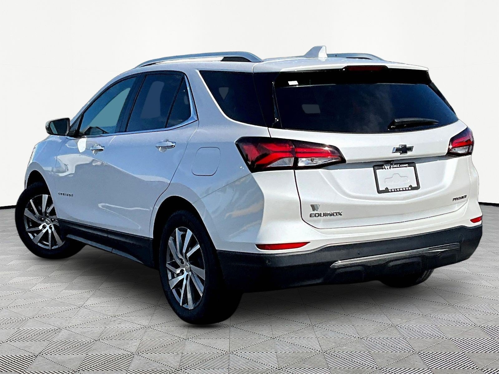 Used 2023 Chevrolet Equinox Premier FWD image 4
