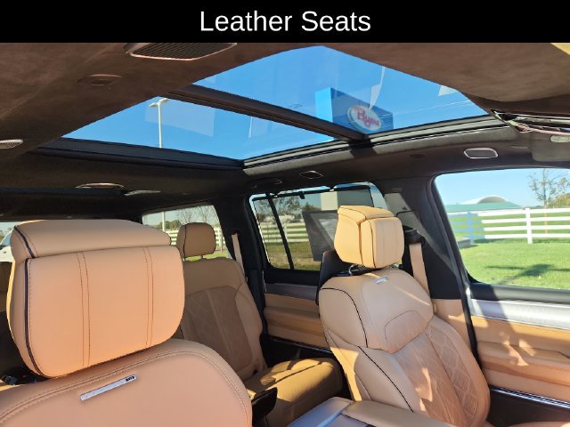 Used 2022 Jeep Grand Wagoneer Series III AWD/4WD image 27