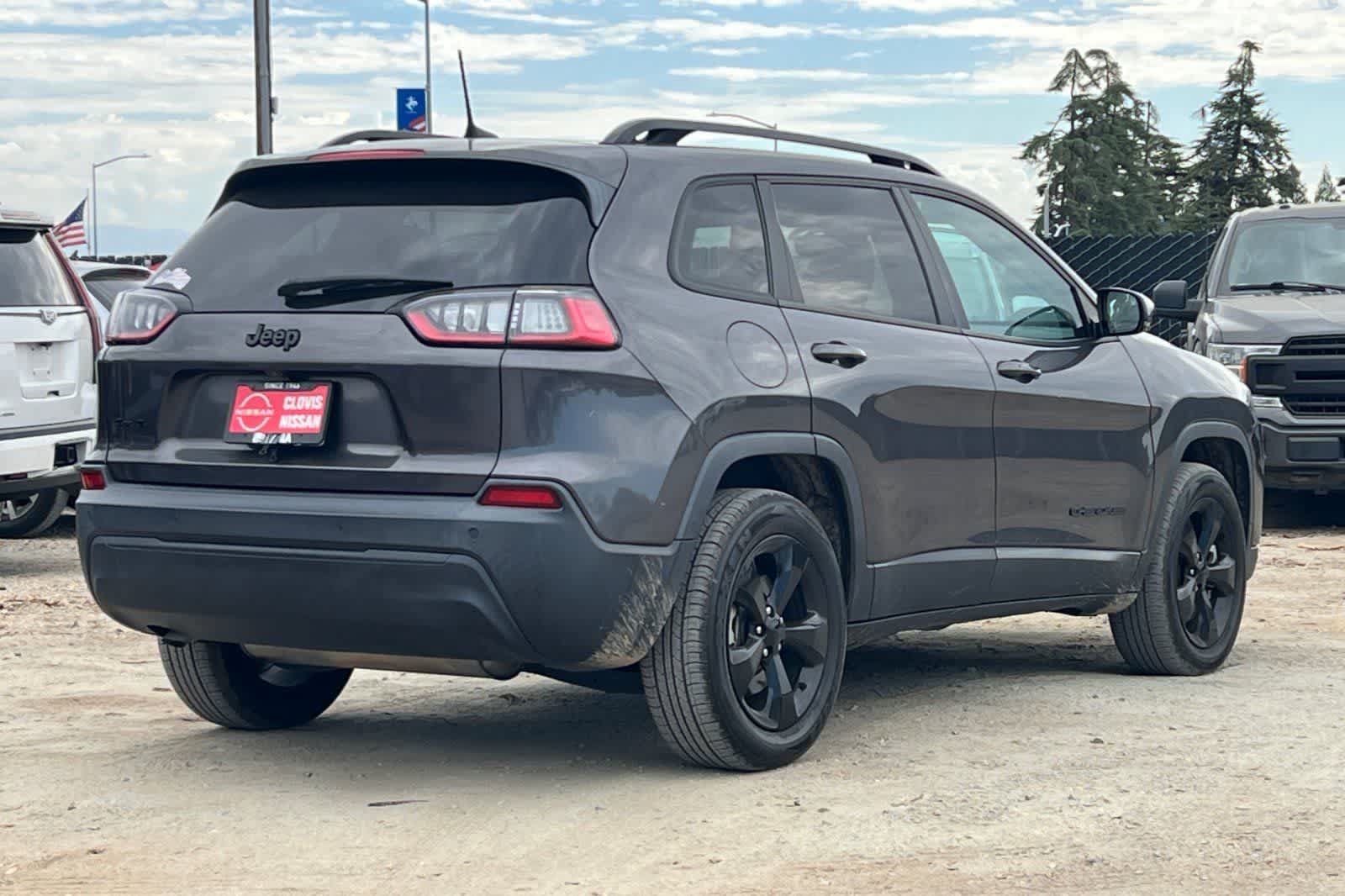 Used 2021 Jeep Cherokee Latitude Plus AWD/4WD image 3