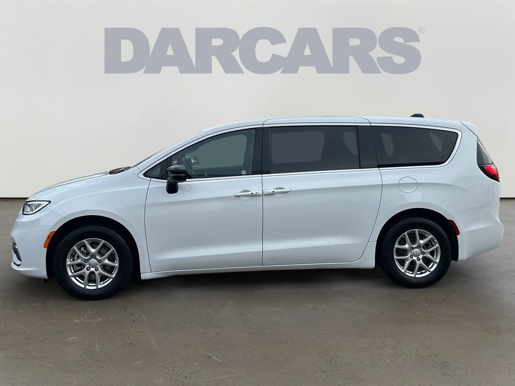 Used 2025 Chrysler Pacifica Select FWD image 4