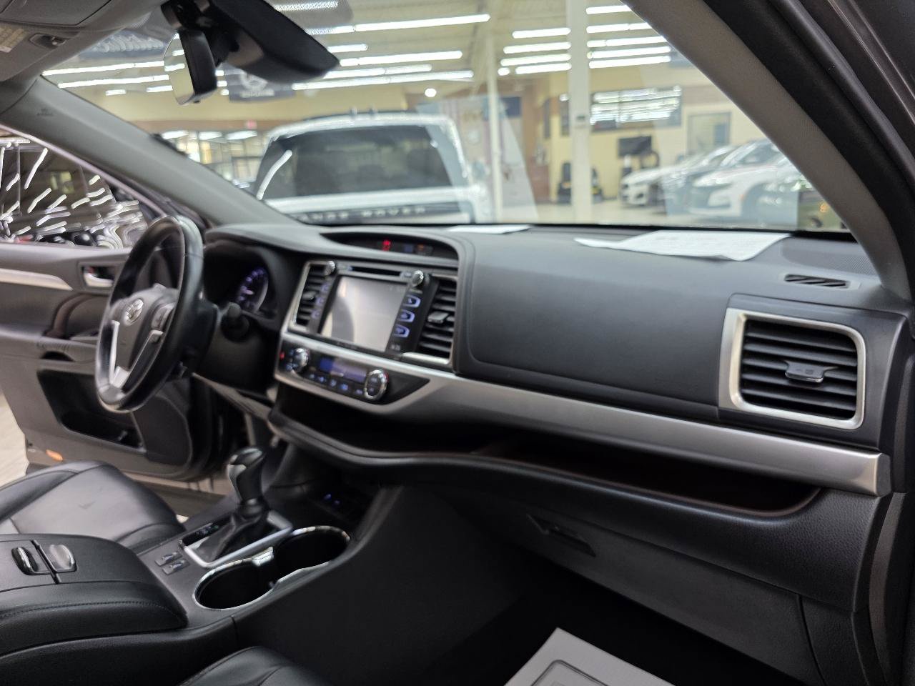 Used 2017 Toyota Highlander SE FWD image 23