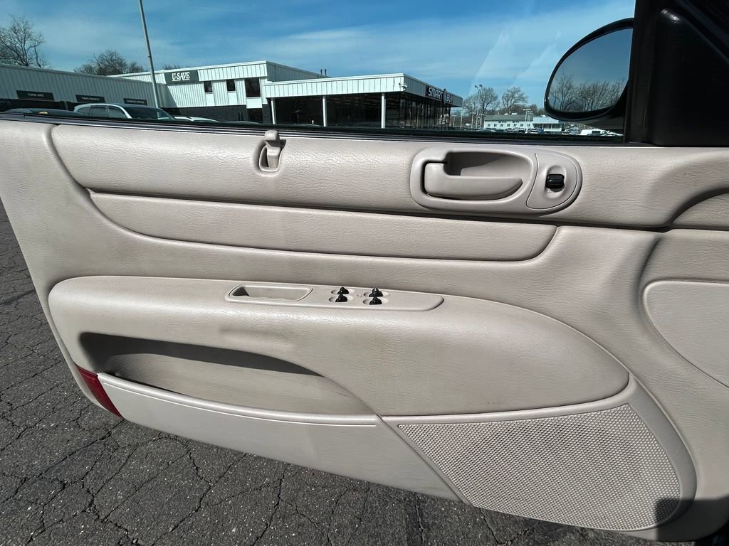 Used 2005 Chrysler Sebring Touring w/ Electronics Convenience Group image 14