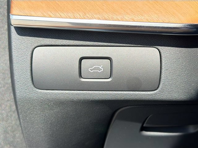 Used 2024 Volvo XC90 B6 Plus AWD/4WD image 35