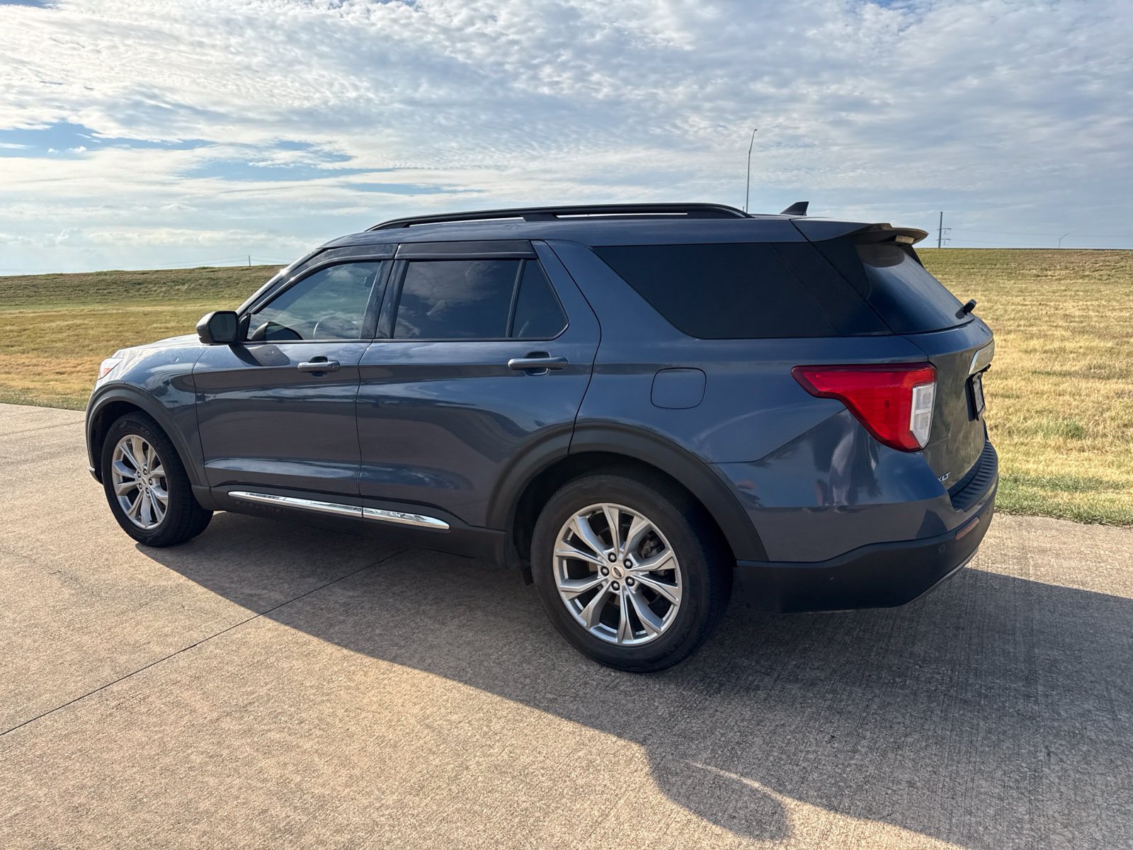 Used 2021 Ford Explorer XLT w/ Equipment Group 202A RWD image 14