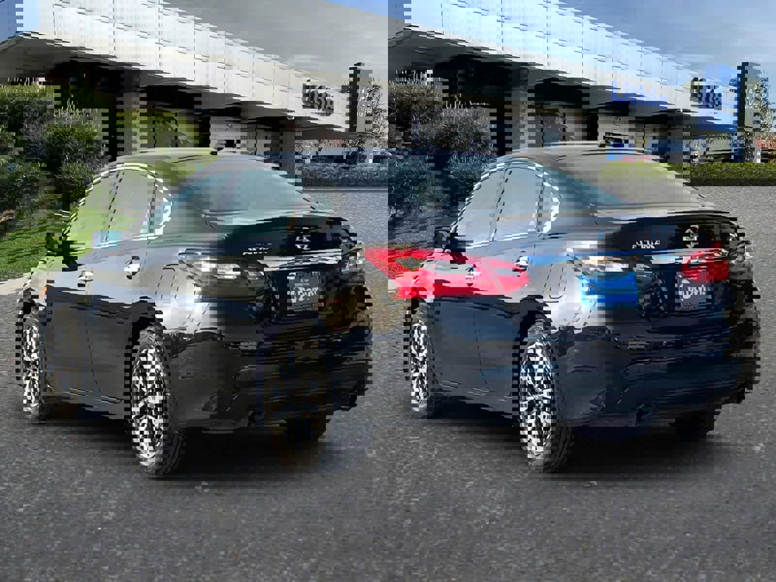 Used 2017 Nissan Altima 2.5 SV w/ Interior Lighting Package image 7