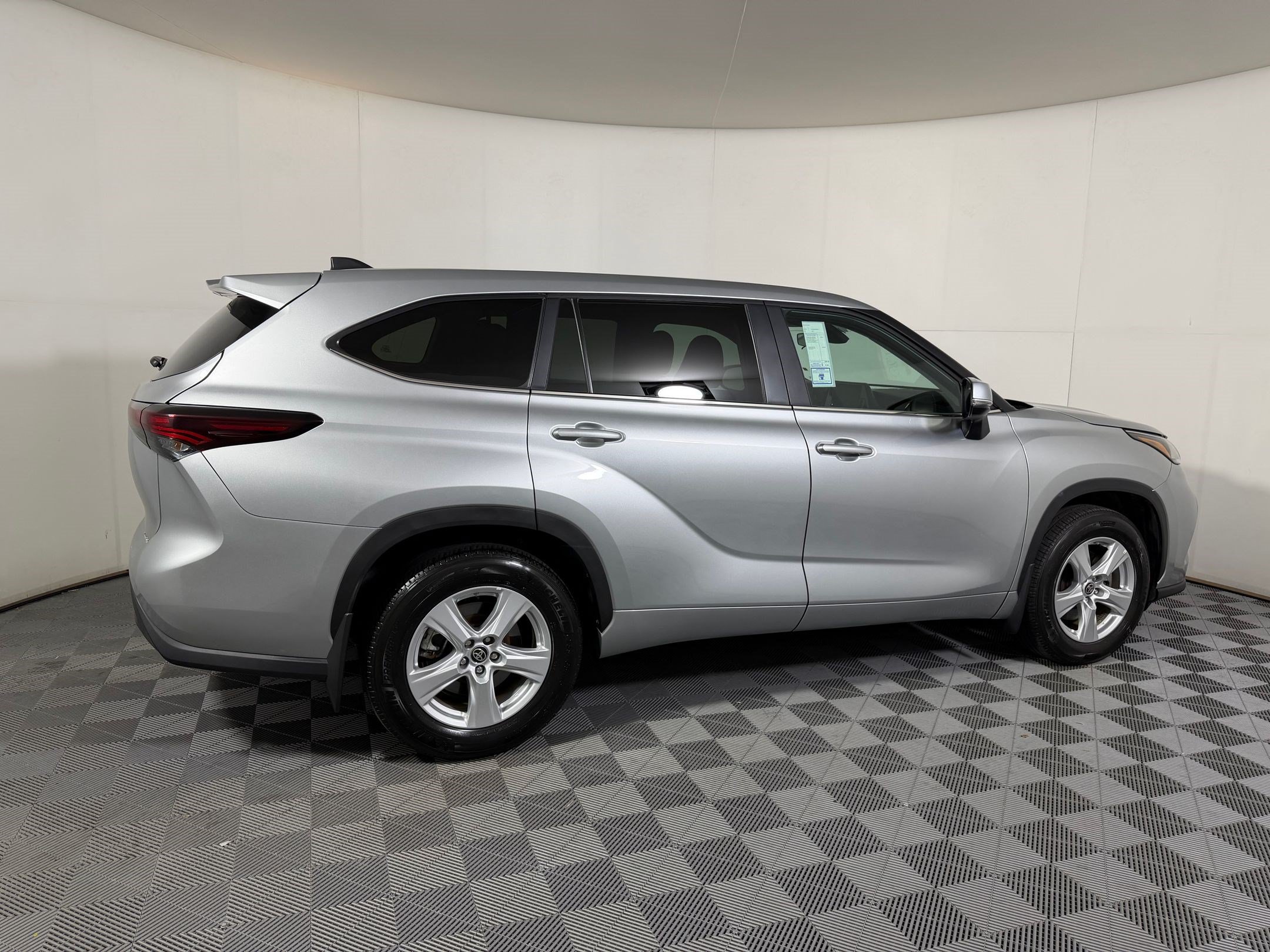 Used 2025 Toyota Highlander LE AWD/4WD image 7