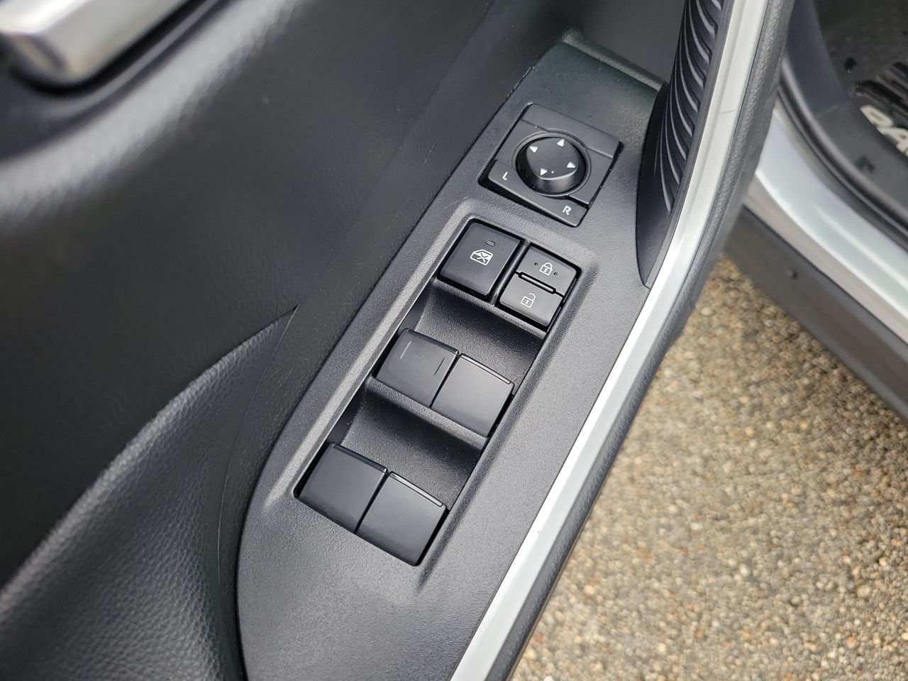 Used 2020 Toyota RAV4 XLE w/ Convenience Package AWD/4WD image 15