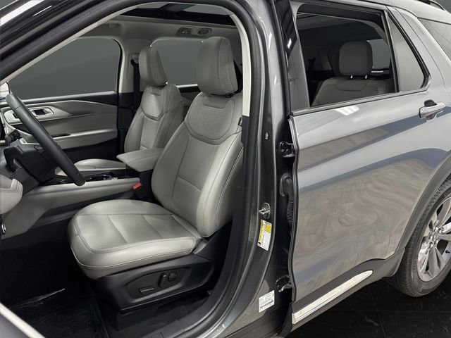 Used 2025 Ford Explorer Active w/ Active Comfort Package image 4