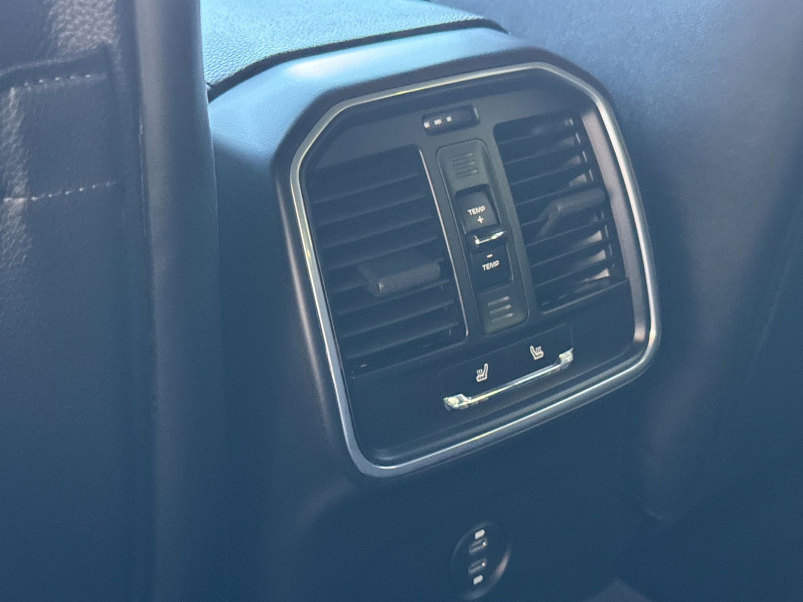 Certified 2025 Porsche Macan image 15