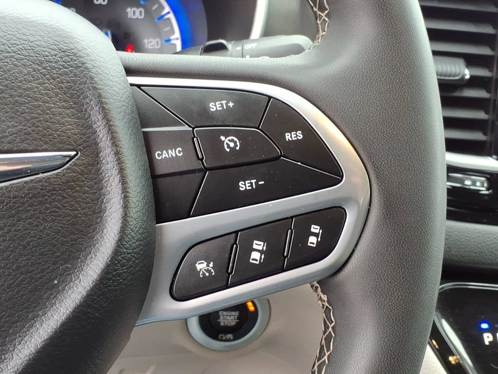Used 2024 Chrysler Pacifica Touring-L FWD image 18