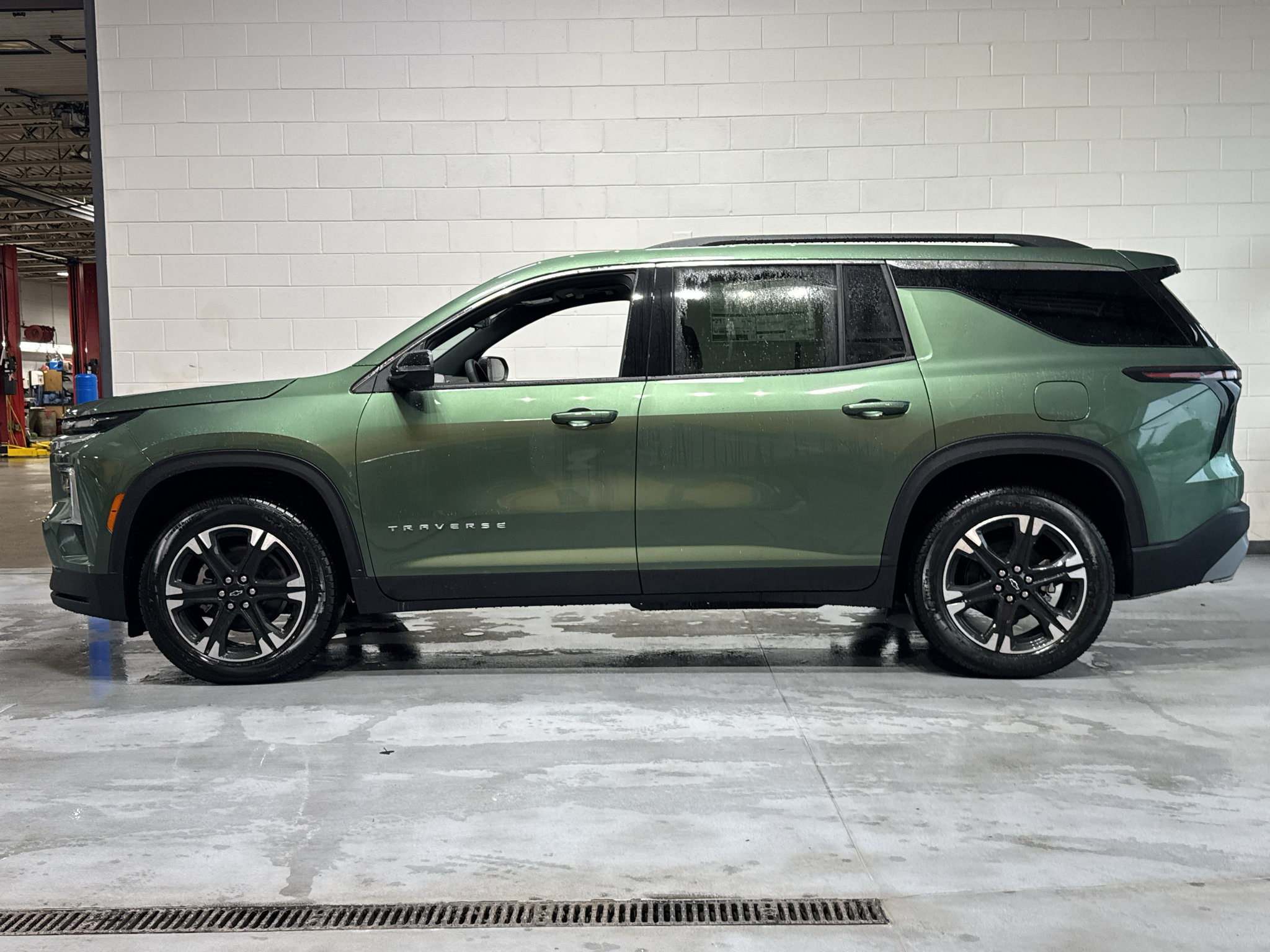 New 2027 Chevrolet Traverse LT w/ Sun and Wheel Package AWD/4WD image 2