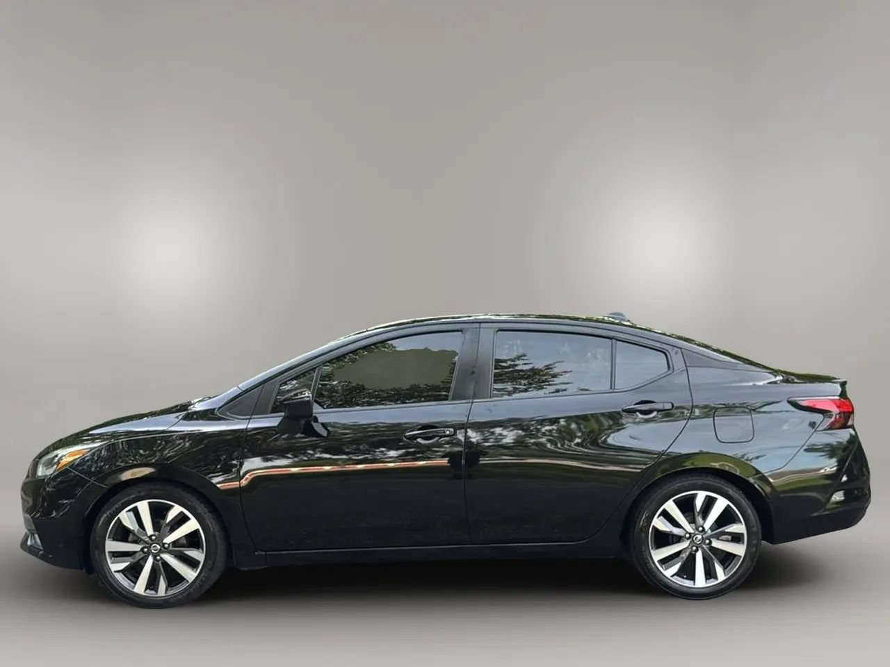 Used 2020 Nissan Versa SR w/ Convenience Package FWD image 2