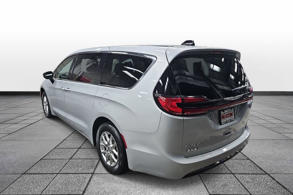 Used 2024 Chrysler Pacifica Touring-L image 7