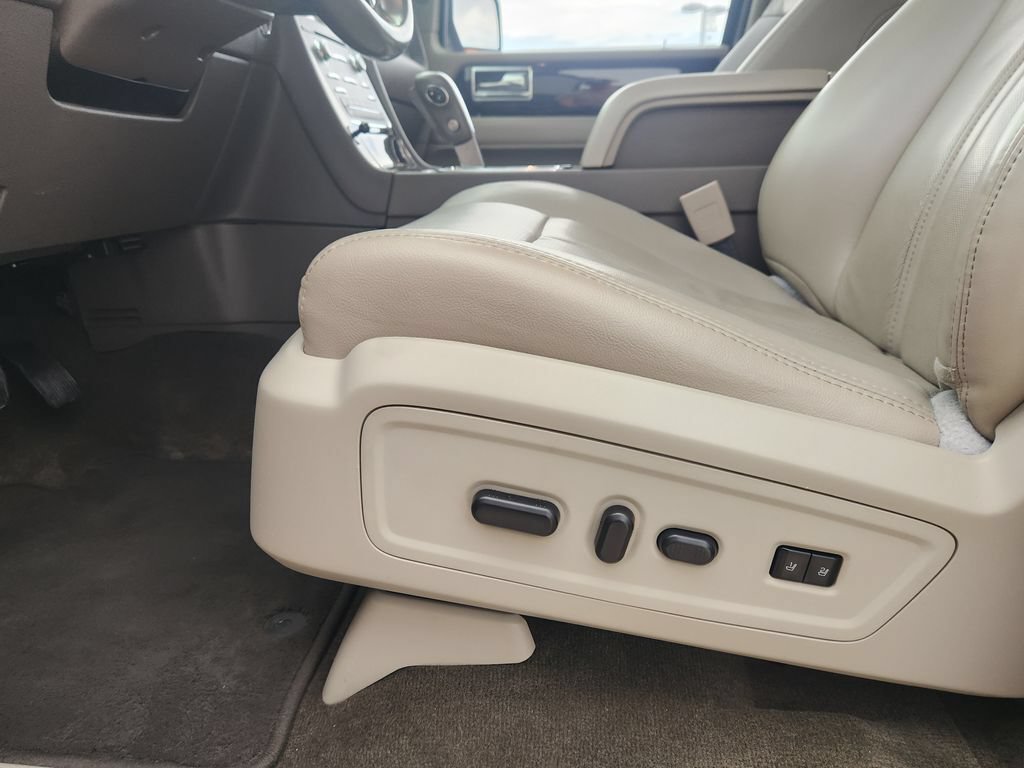 Used 2017 Lincoln Navigator Select RWD image 17