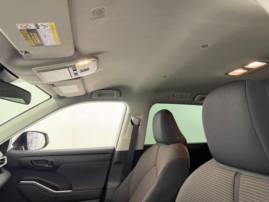 Used 2025 Toyota Highlander LE FWD image 22