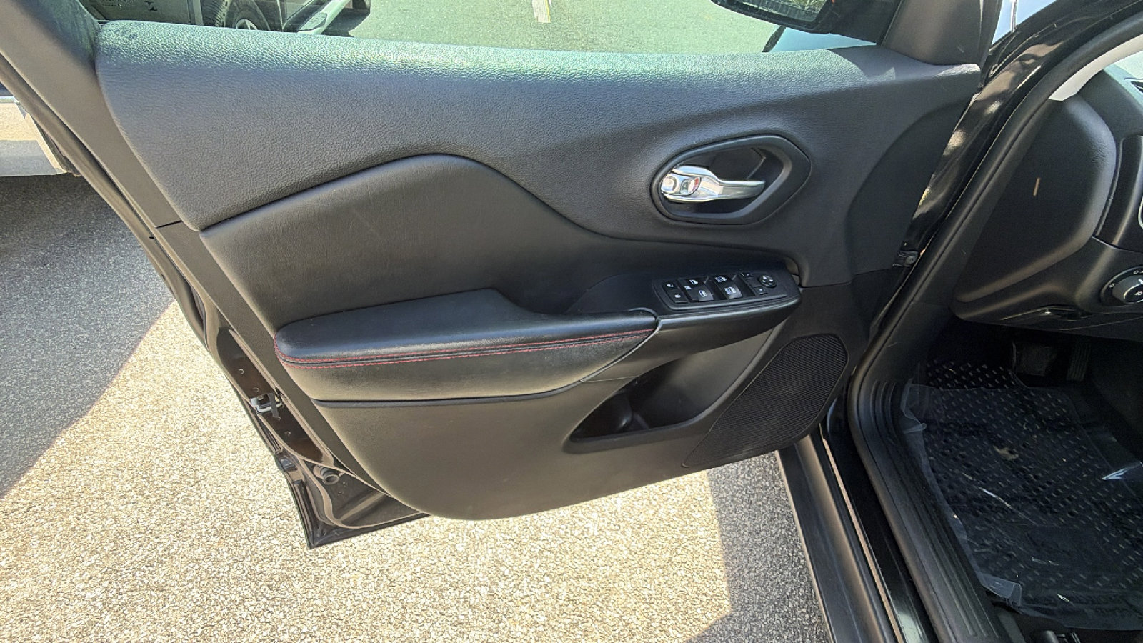 Used 2019 Jeep Cherokee Trailhawk image 14