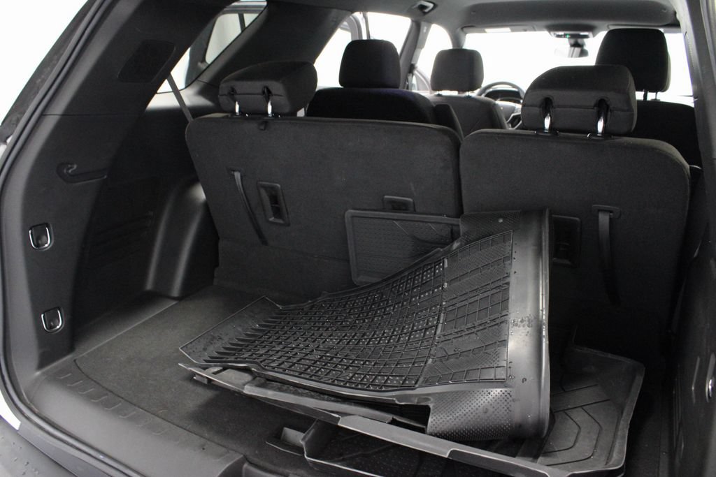 Used 2023 Chevrolet Traverse LT FWD image 14