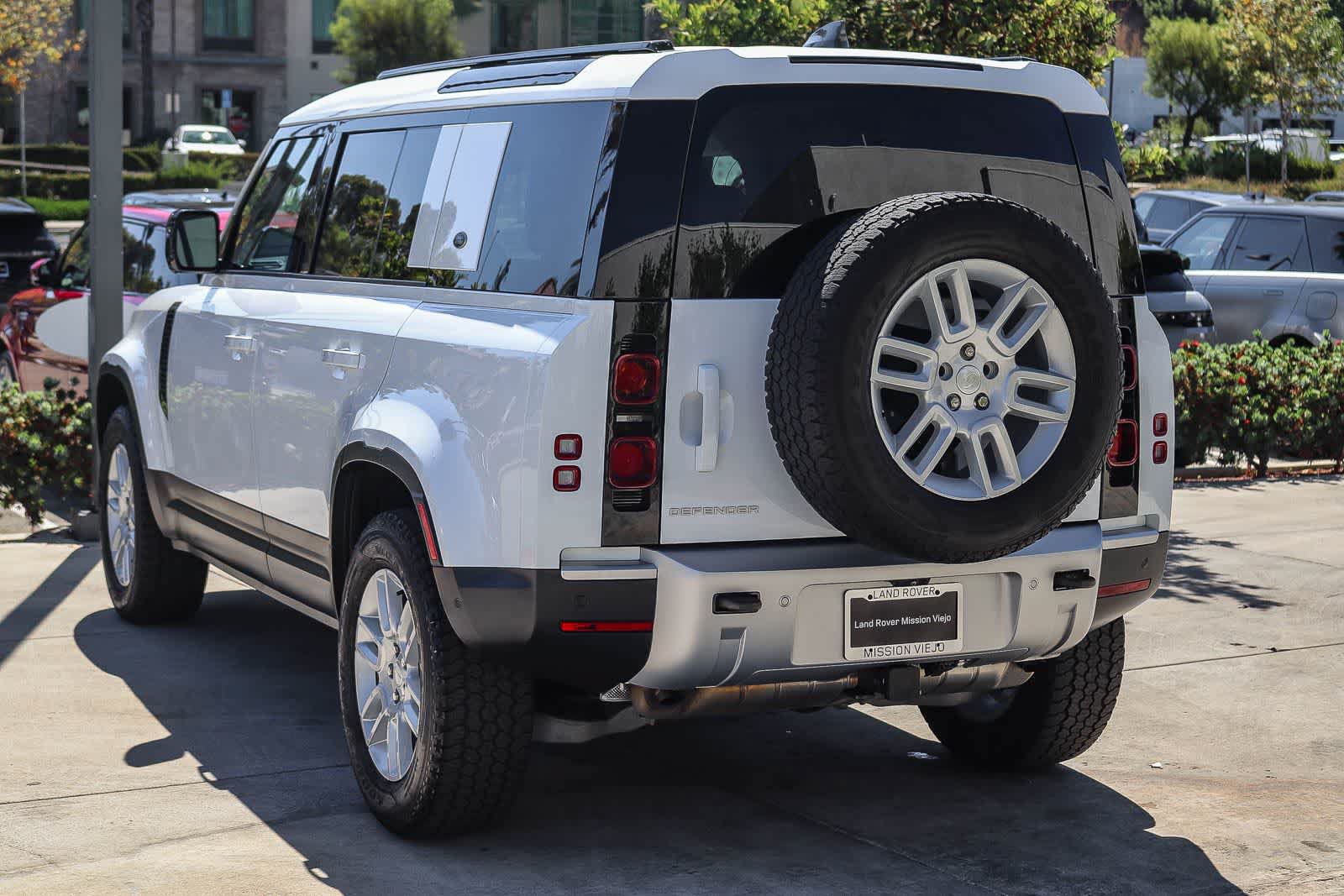 Used 2023 Land Rover Defender 110 S AWD/4WD image 4