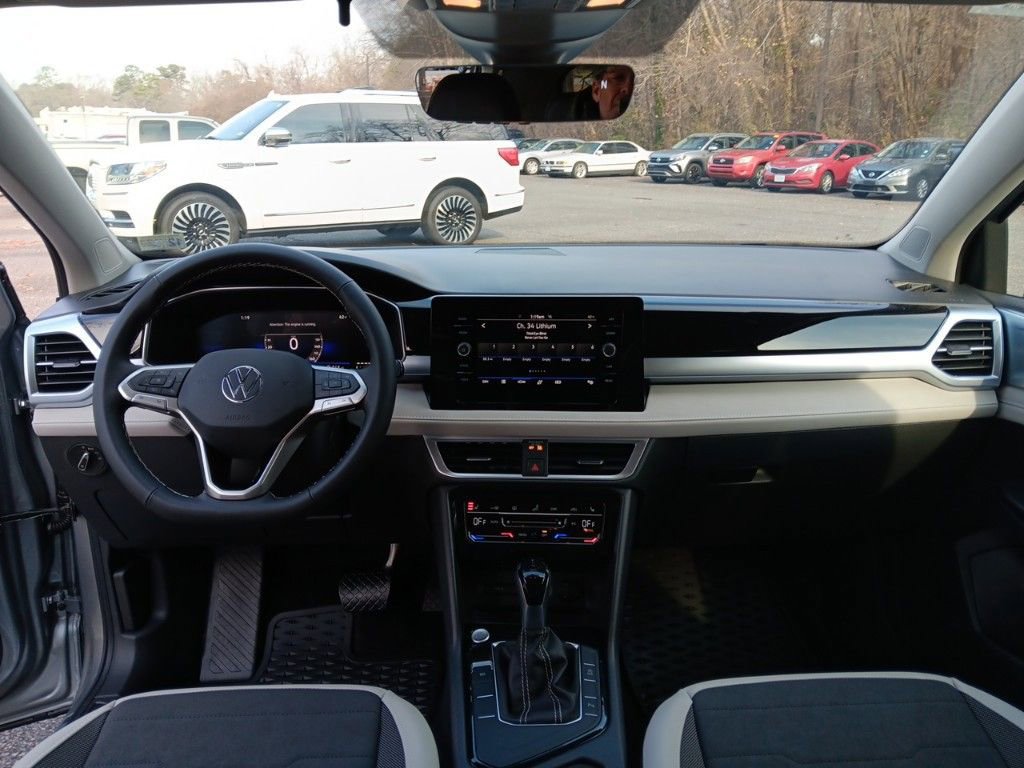 Used 2025 Volkswagen Taos SE image 13