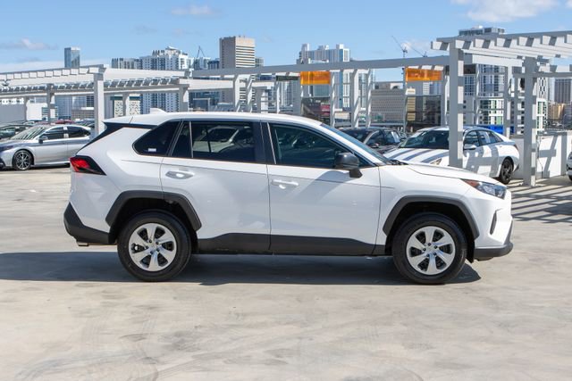 Used 2022 Toyota RAV4 LE AWD/4WD image 4