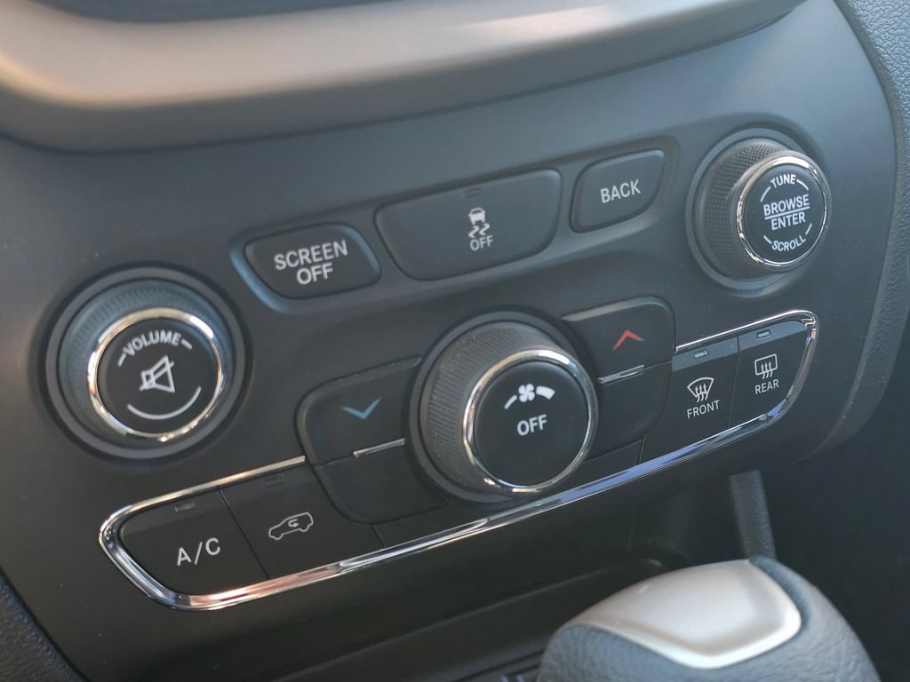 Used 2017 Jeep Cherokee Sport AWD/4WD image 40