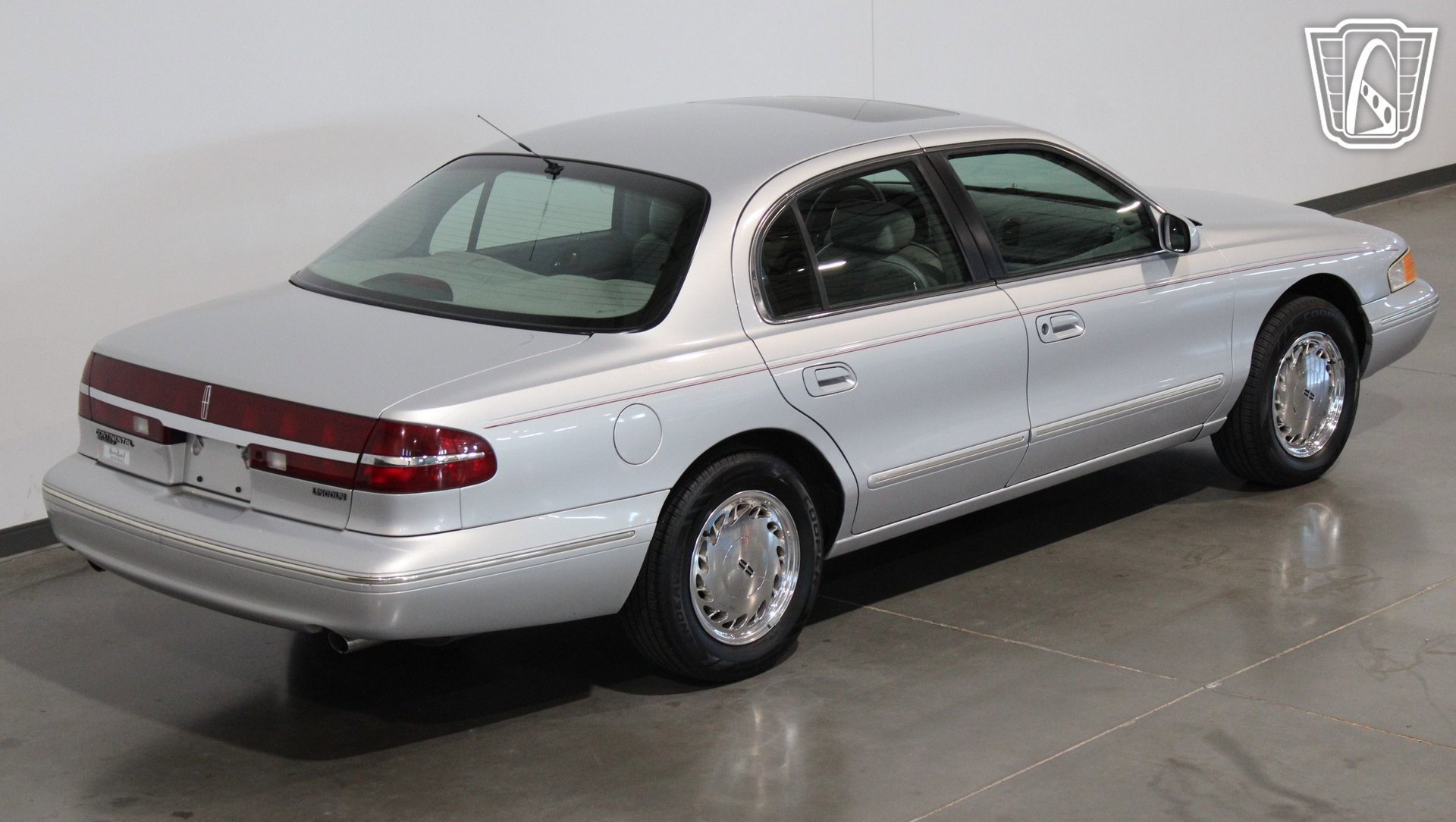Used 1996 Lincoln Continental image 8