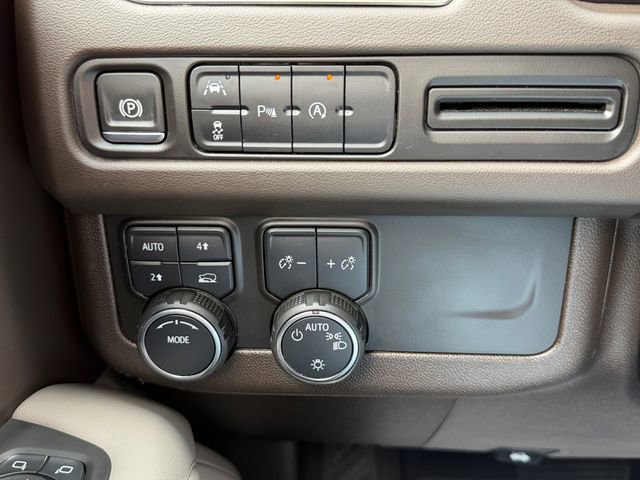 Used 2024 Chevrolet Suburban LT image 18