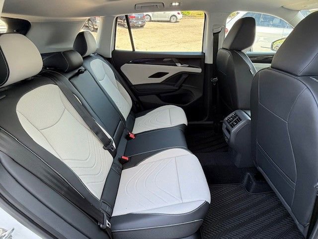 New 2025 Volkswagen Tiguan SE image 16