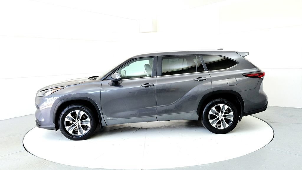 Used 2024 Toyota Highlander XLE AWD/4WD image 3