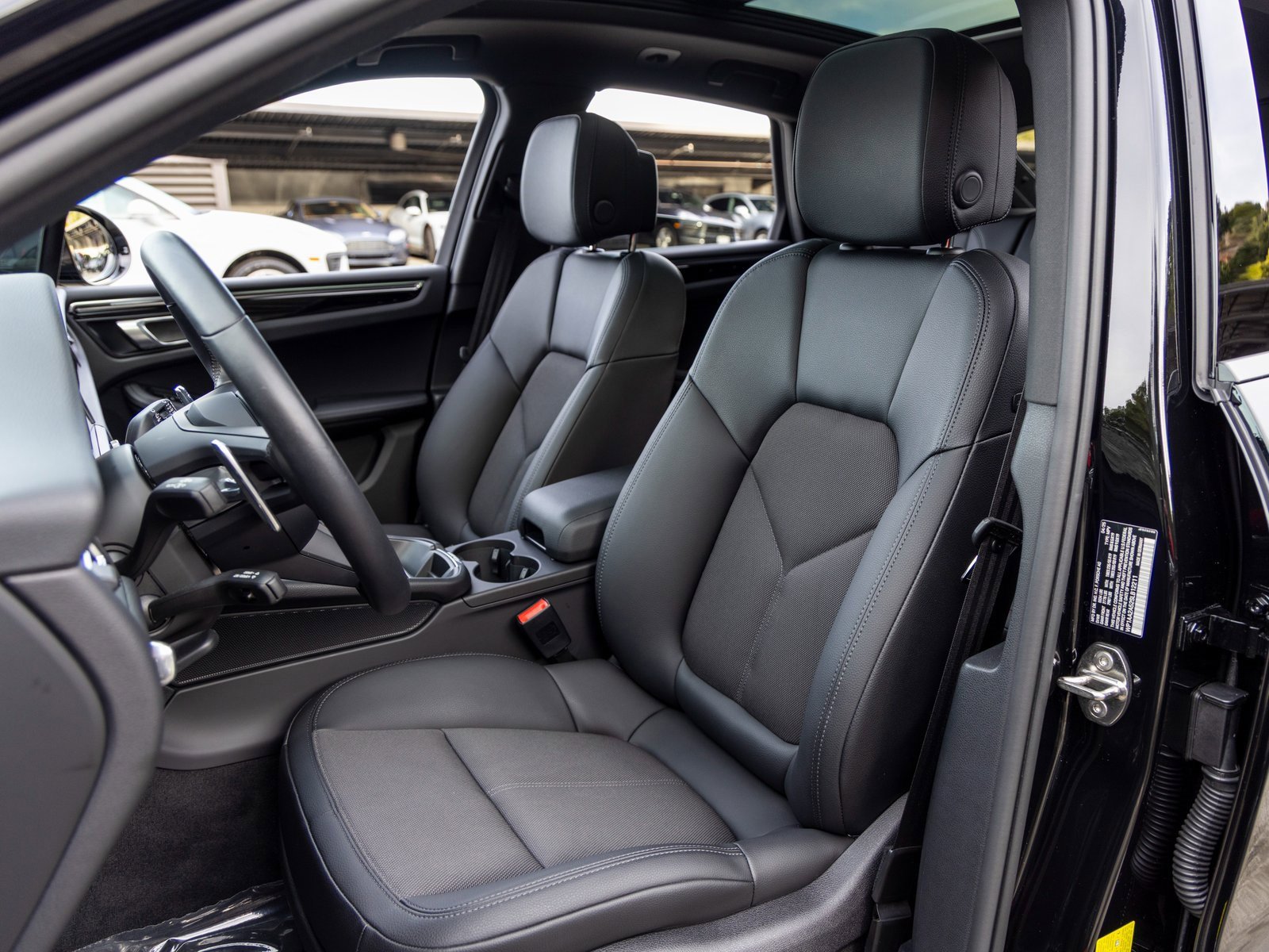 Certified 2025 Porsche Macan image 5