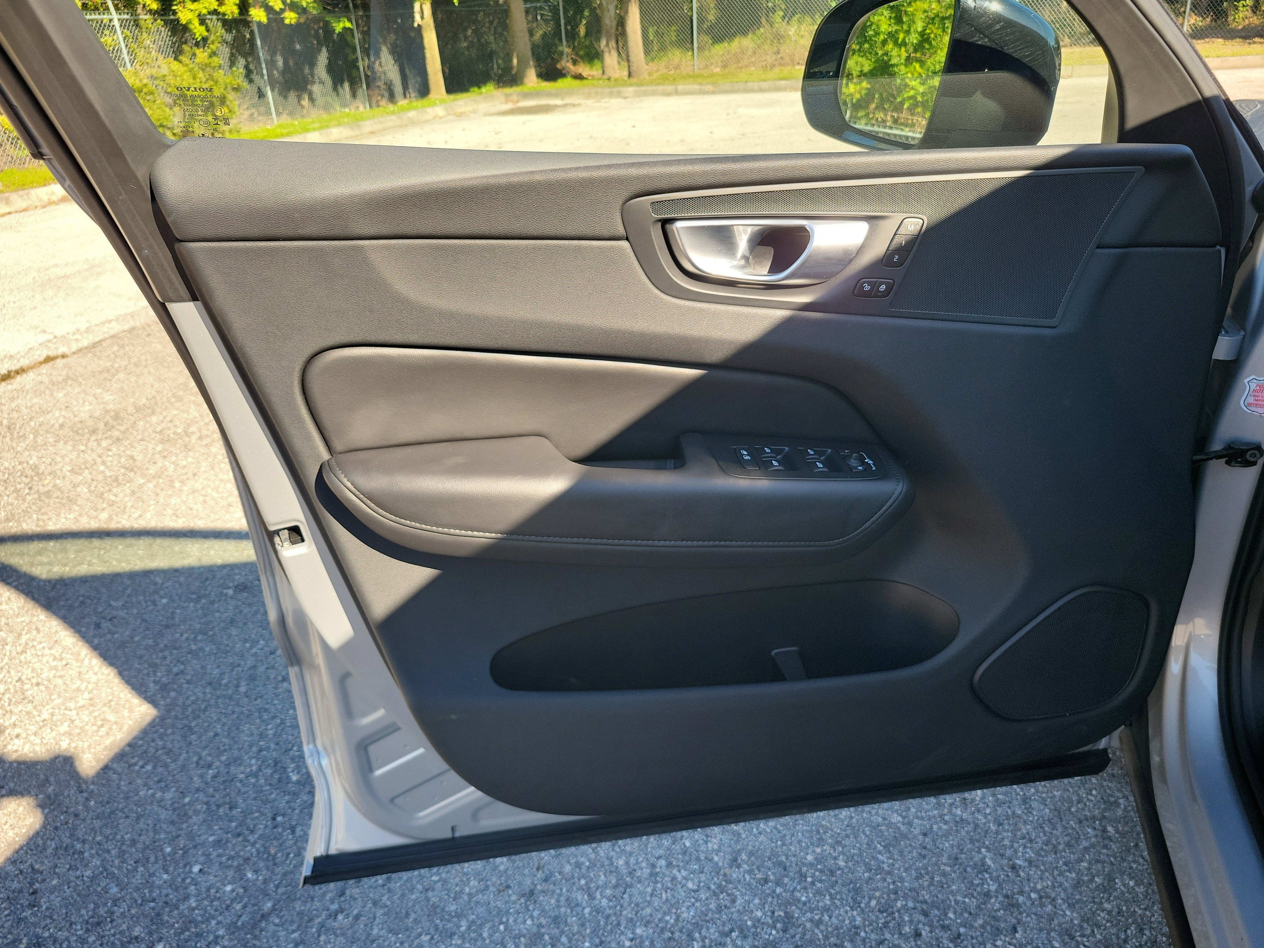 Used 2025 Volvo XC60 B5 Plus image 14