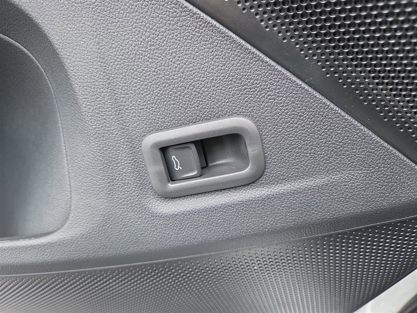 New 2025 Volkswagen Tiguan SE R-Line image 14