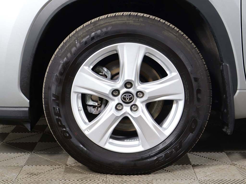 Used 2024 Toyota Highlander LE AWD/4WD image 21