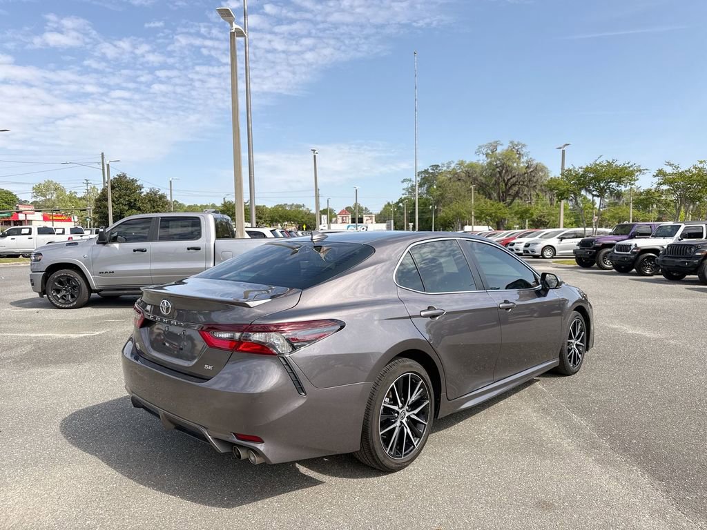 Used 2024 Toyota Camry SE w/ Convenience Package image 3