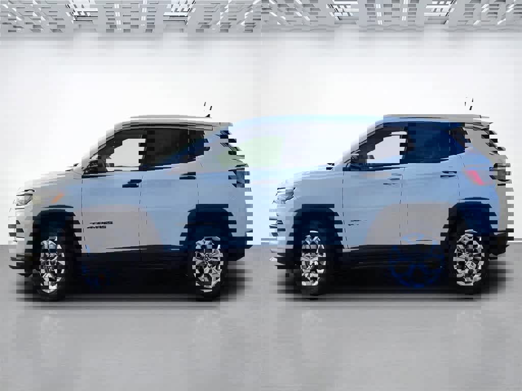 Used 2025 Jeep Compass Sport image 3