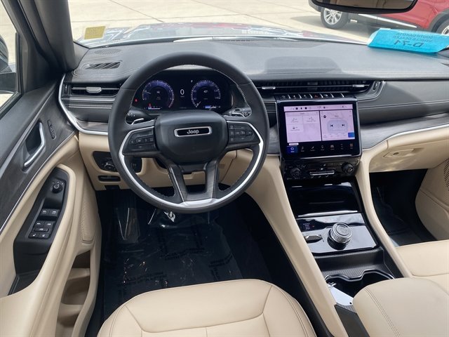 Used 2024 Jeep Grand Cherokee Limited AWD/4WD image 17