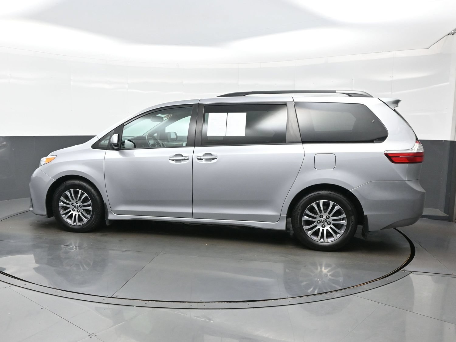 Used 2018 Toyota Sienna XLE FWD image 3