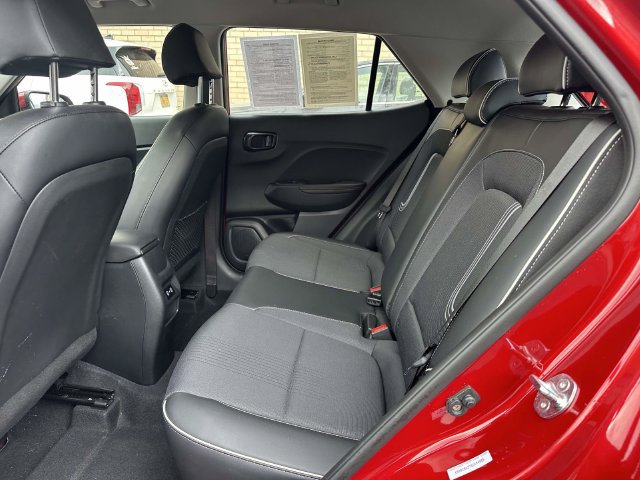 Used 2025 Hyundai Venue Limited FWD image 17