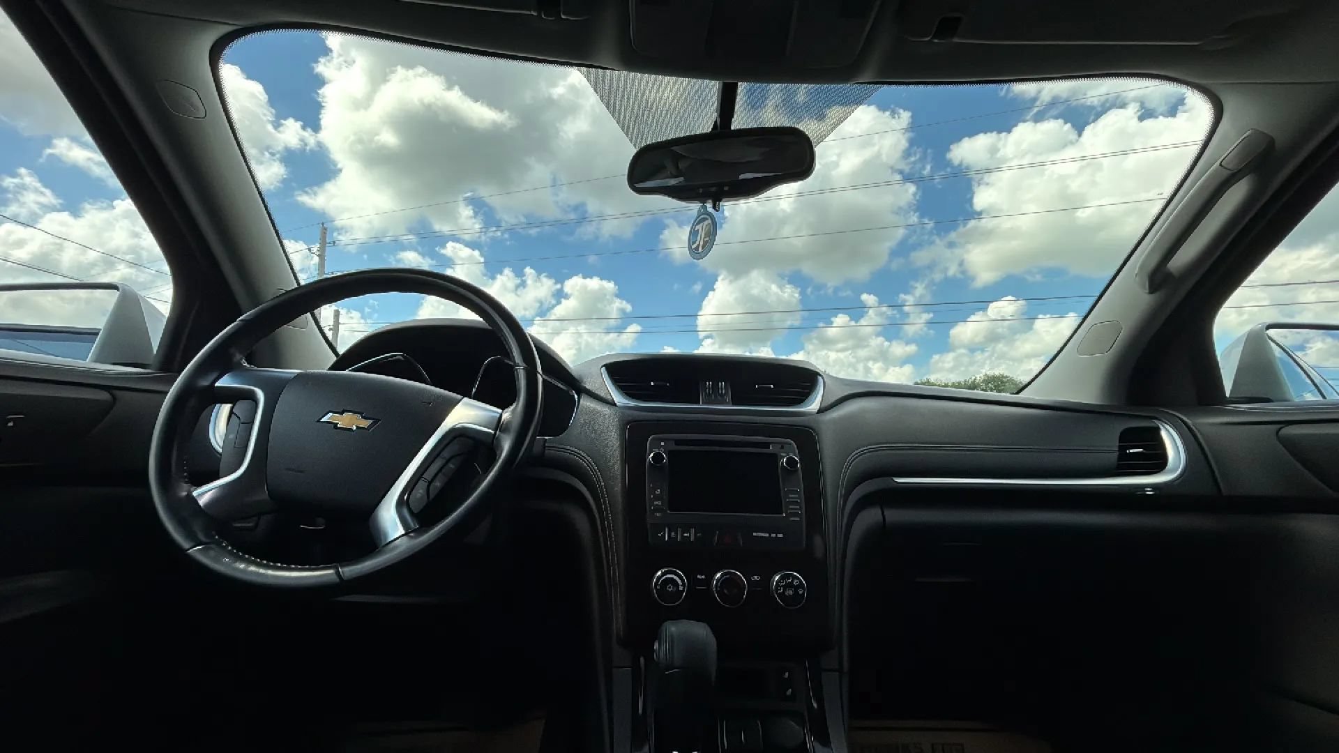 Used 2017 Chevrolet Traverse LT FWD image 2