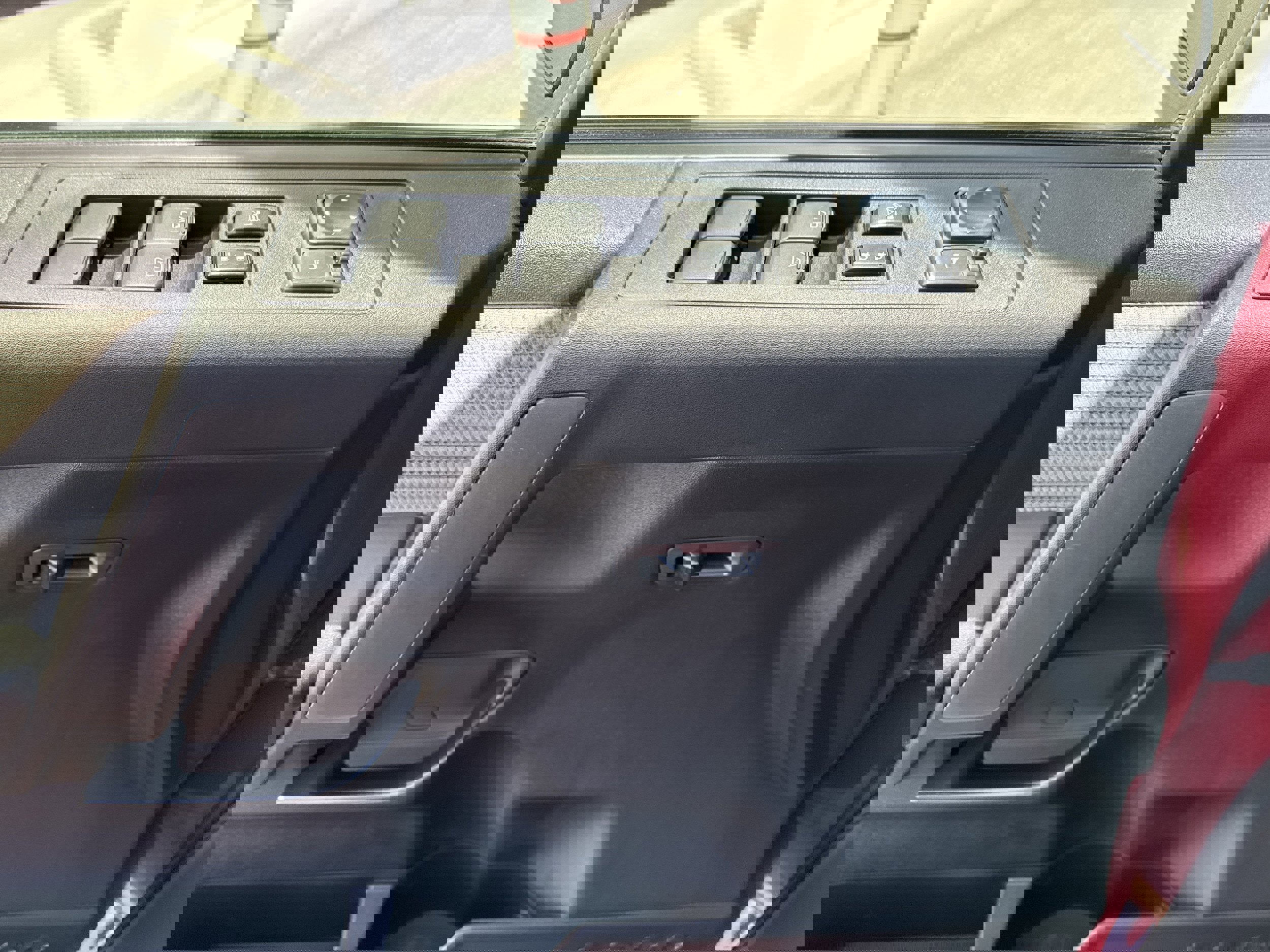 Used 2012 Nissan Titan SV image 22