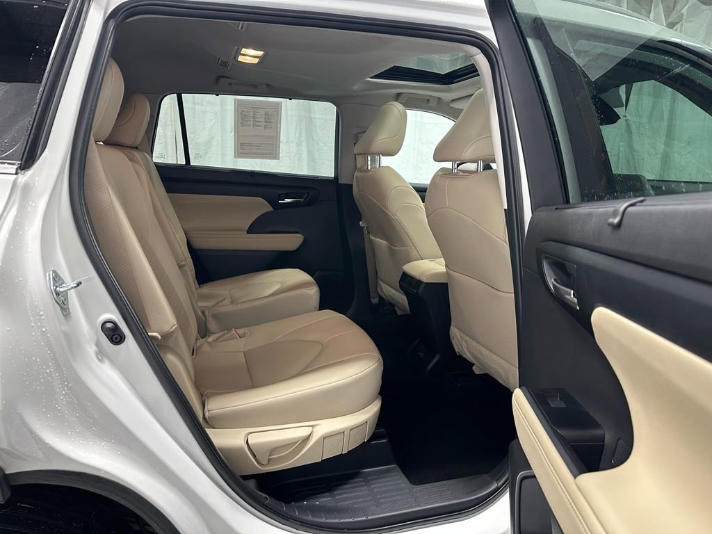 Used 2025 Toyota Highlander XLE image 54