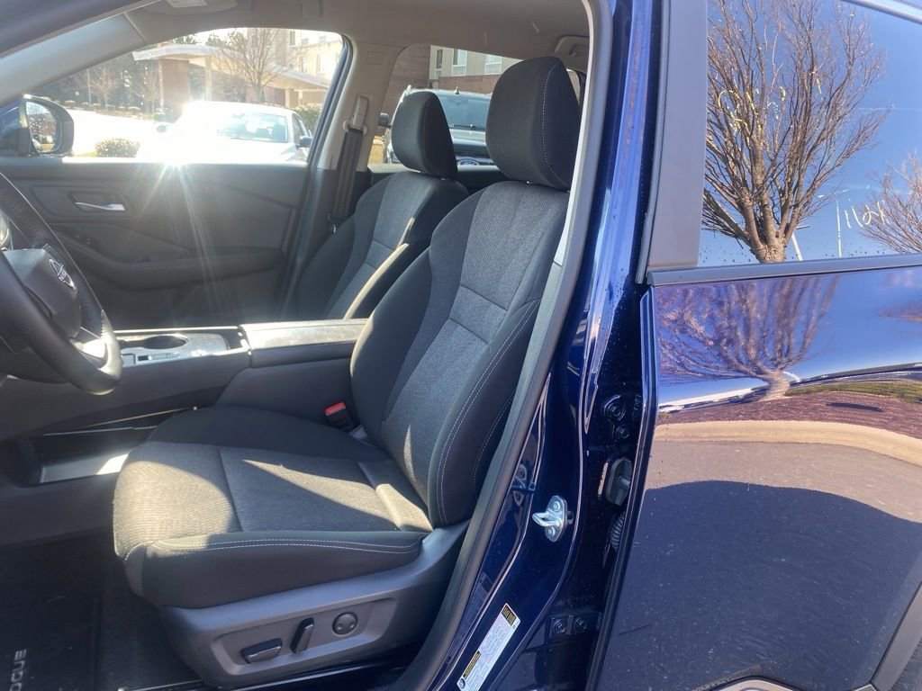 Used 2025 Nissan Rogue SV image 12