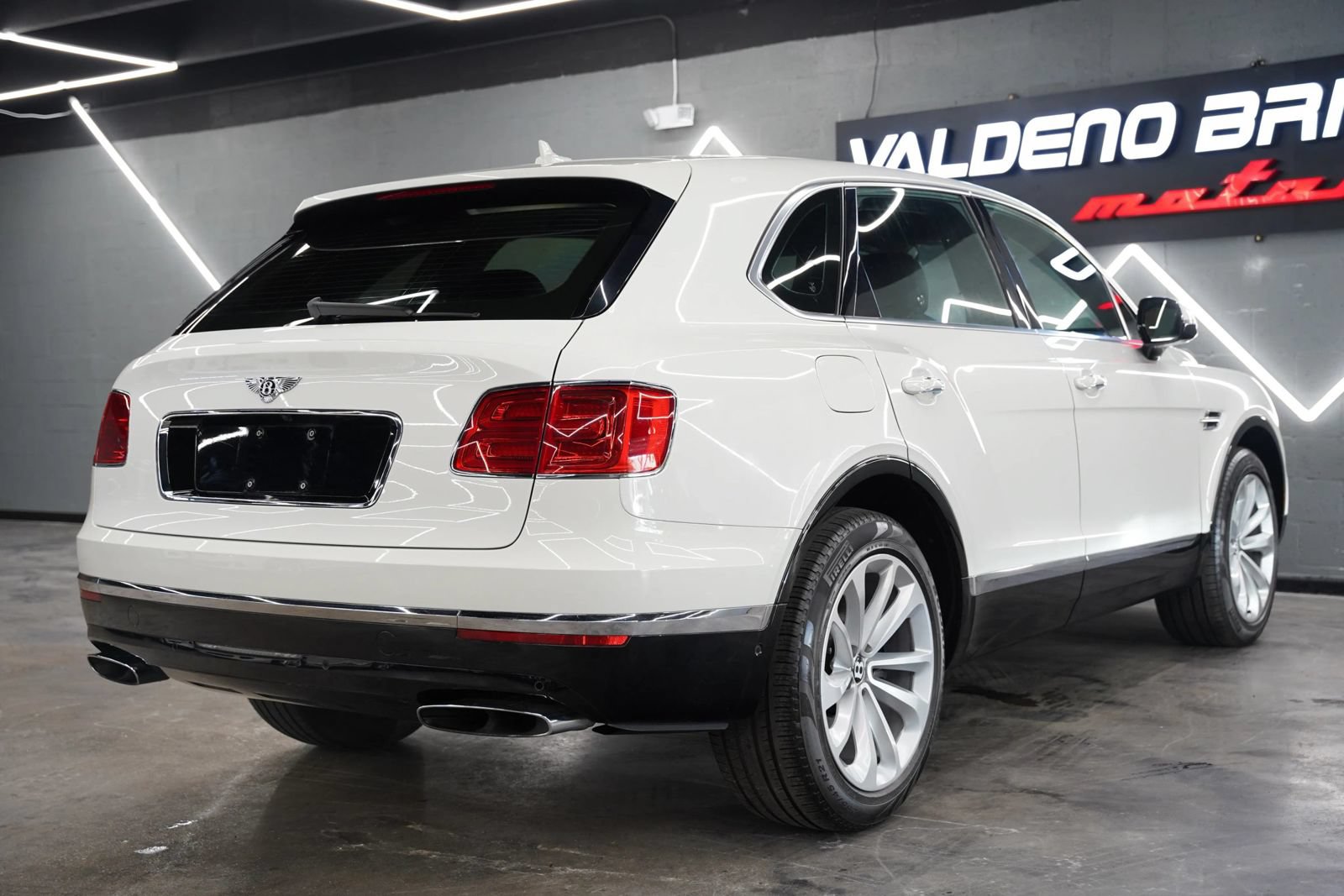 Used 2018 Bentley Bentayga Onyx Edition AWD/4WD image 25